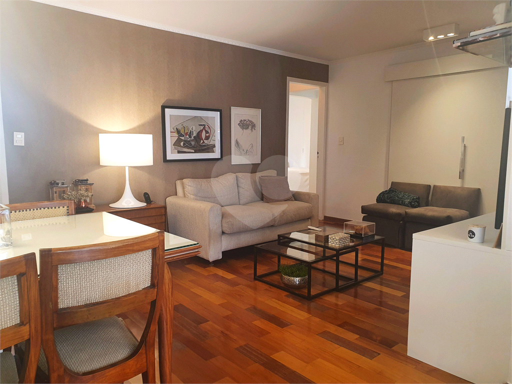 Apartamento de 107m² reformado 3 dormitórios, sendo 2 suítes e com closets um quarto é reversível, 