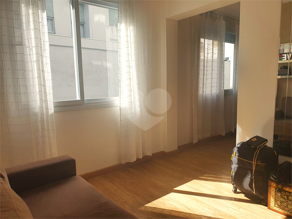 Apartamento de 107m² reformado 3 dormitórios, sendo 2 suítes e com closets um quarto é reversível, 