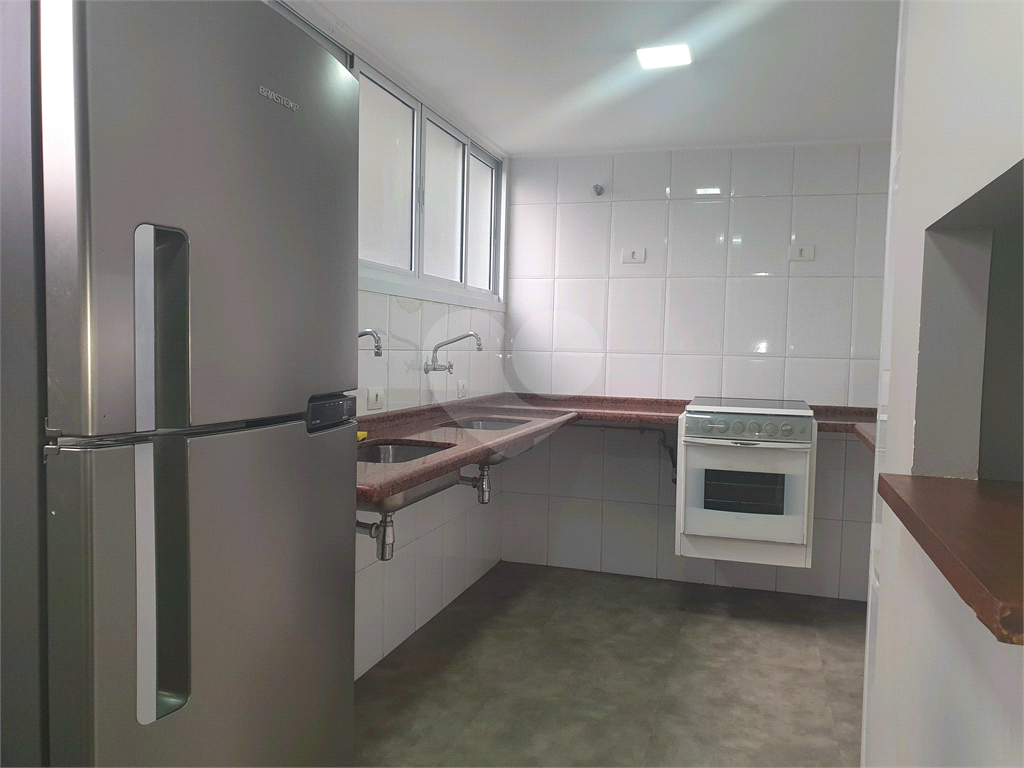 Apartamento de 107m² reformado 3 dormitórios, sendo 2 suítes e com closets um quarto é reversível, 