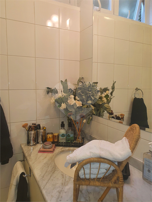 Apartamento de 107m² reformado 3 dormitórios, sendo 2 suítes e com closets um quarto é reversível, 
