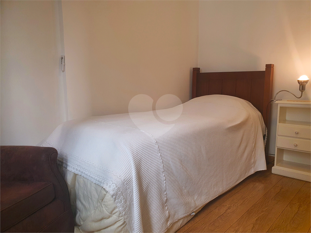 Apartamento de 107m² reformado 3 dormitórios, sendo 2 suítes e com closets um quarto é reversível, 
