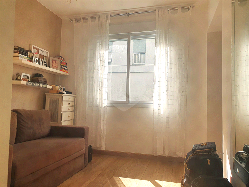 Apartamento de 107m² reformado 3 dormitórios, sendo 2 suítes e com closets um quarto é reversível, 