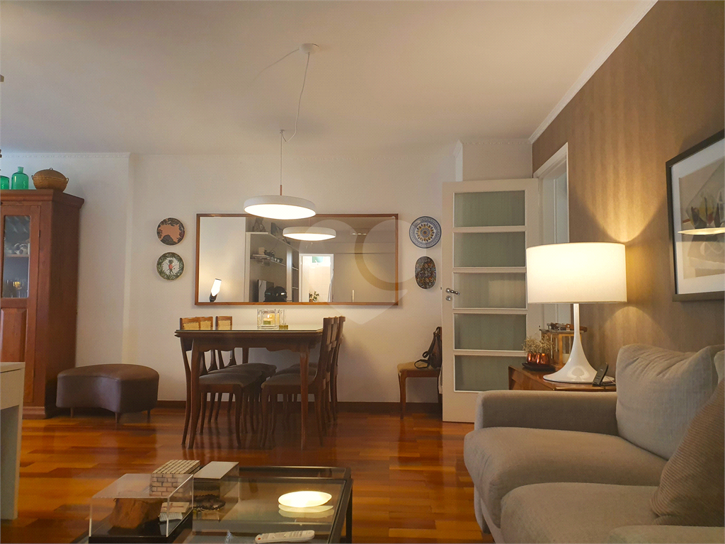 Apartamento de 107m² reformado 3 dormitórios, sendo 2 suítes e com closets um quarto é reversível, 