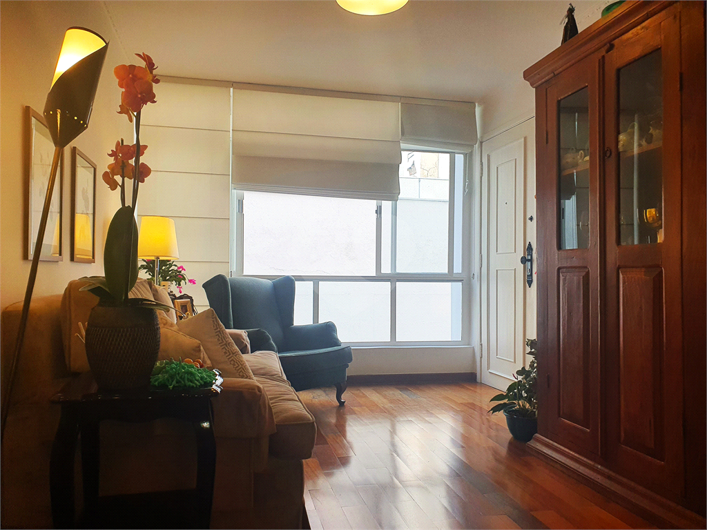 Apartamento de 107m² reformado 3 dormitórios, sendo 2 suítes e com closets um quarto é reversível, 