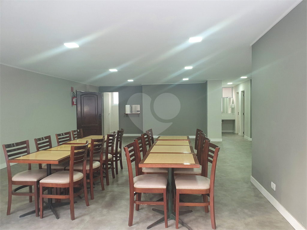 Apartamento de 107m² reformado 3 dormitórios, sendo 2 suítes e com closets um quarto é reversível, 