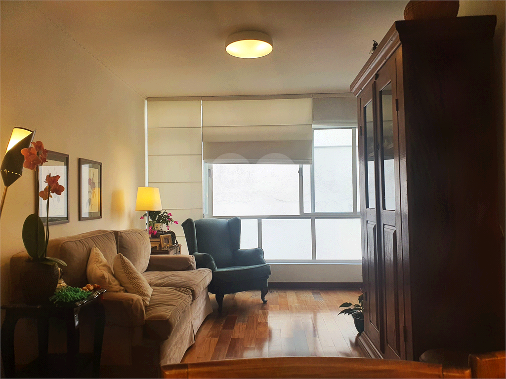Apartamento de 107m² reformado 3 dormitórios, sendo 2 suítes e com closets um quarto é reversível, 