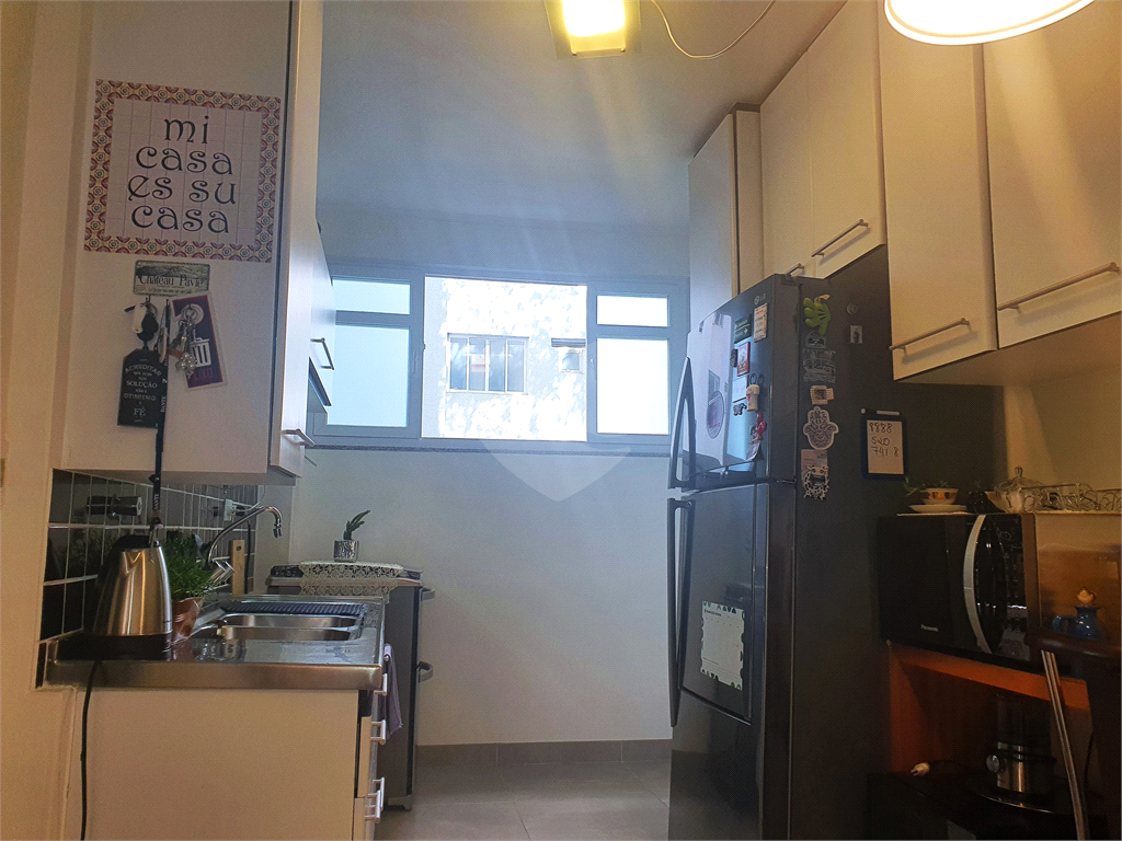 Apartamento de 107m² reformado 3 dormitórios, sendo 2 suítes e com closets um quarto é reversível, 