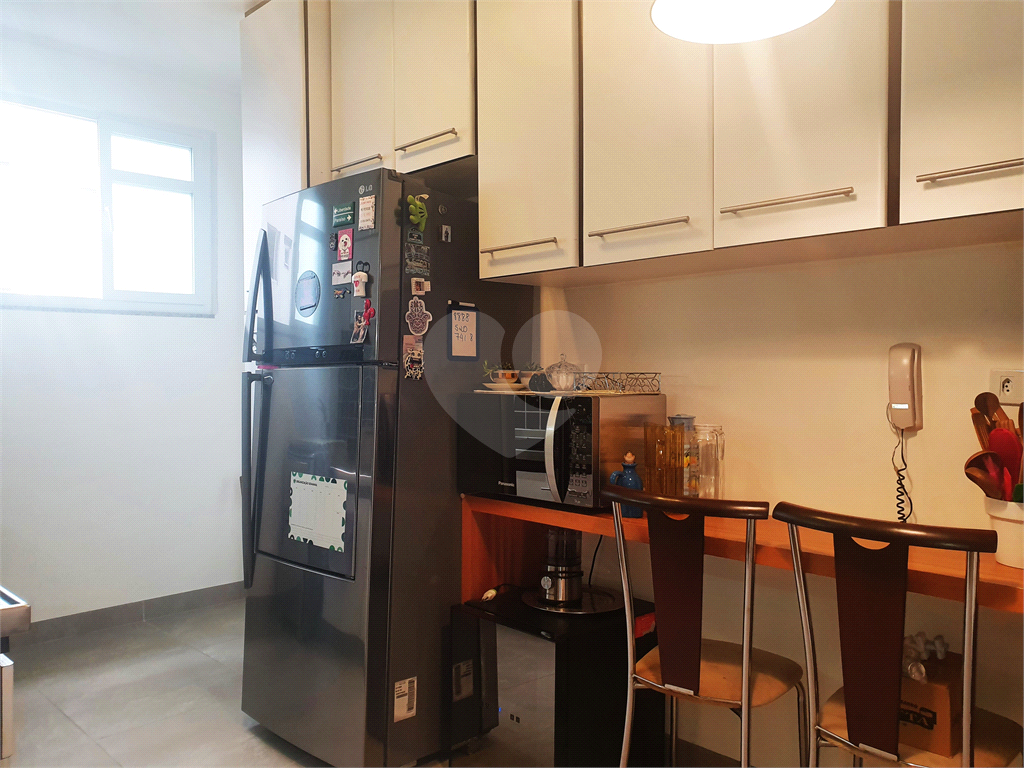 Apartamento de 107m² reformado 3 dormitórios, sendo 2 suítes e com closets um quarto é reversível, 
