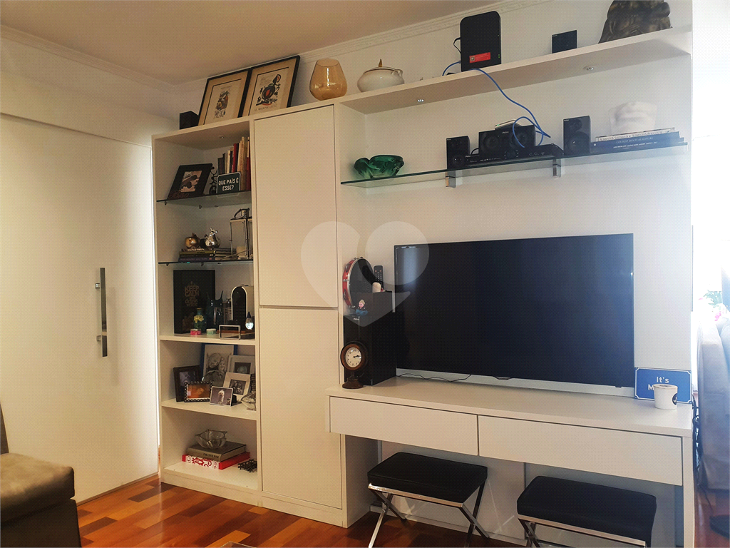Apartamento de 107m² reformado 3 dormitórios, sendo 2 suítes e com closets um quarto é reversível, 