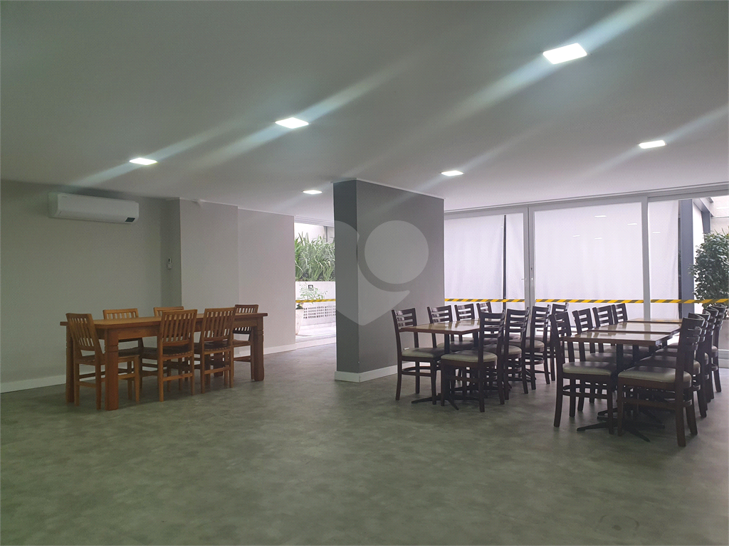 Apartamento de 107m² reformado 3 dormitórios, sendo 2 suítes e com closets um quarto é reversível, 