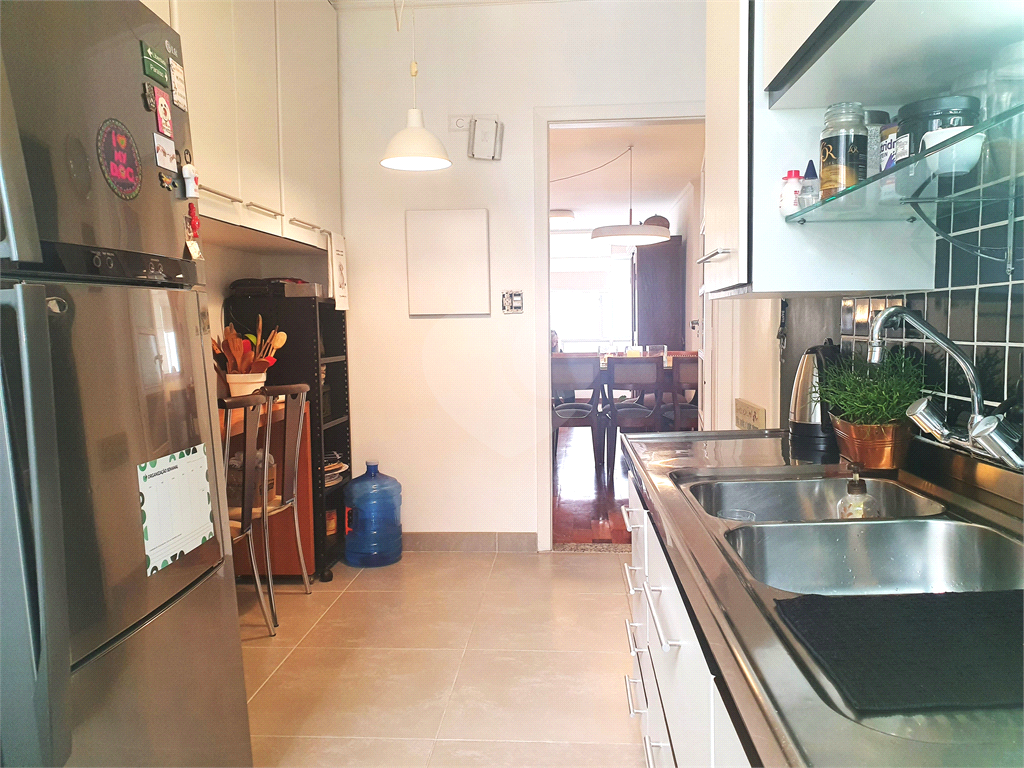 Apartamento de 107m² reformado 3 dormitórios, sendo 2 suítes e com closets um quarto é reversível, 