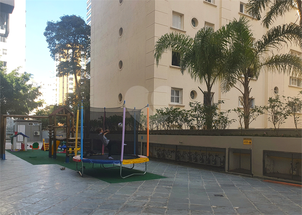 Apartamento de 107m² reformado 3 dormitórios, sendo 2 suítes e com closets um quarto é reversível, 