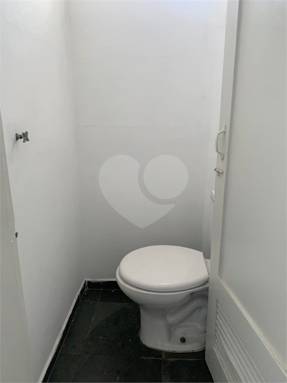 Excelente sobrado de 03 dormitórios na Aclimação.