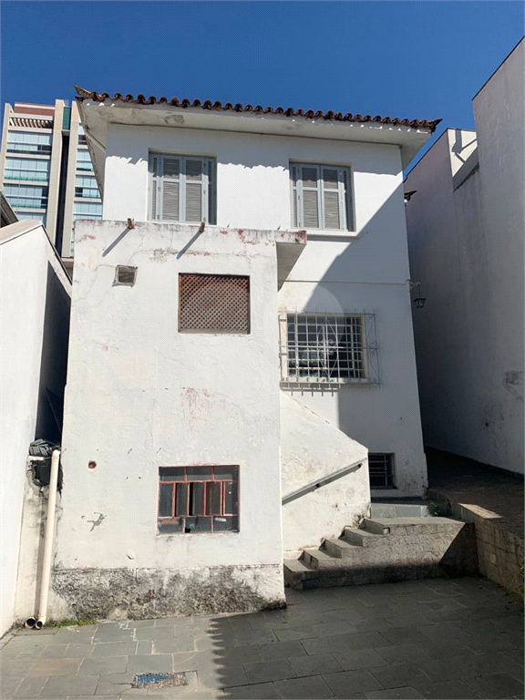 Excelente sobrado de 03 dormitórios na Aclimação.