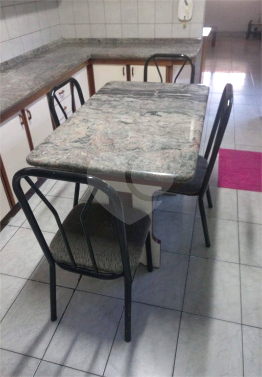 Lindo Sobrado em Carapicuíba no bairro Ariston com 3 dormitórios e 2 vagas de garagem coberta.