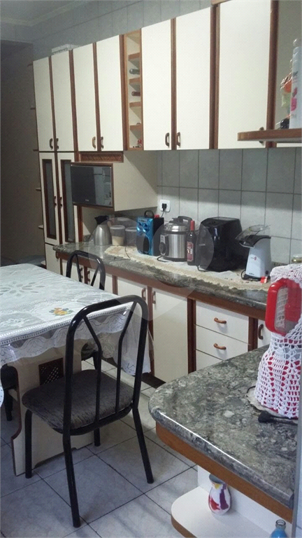 Lindo Sobrado em Carapicuíba no bairro Ariston com 3 dormitórios e 2 vagas de garagem coberta.