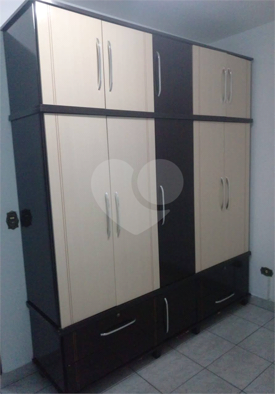 Lindo Sobrado em Carapicuíba no bairro Ariston com 3 dormitórios e 2 vagas de garagem coberta.