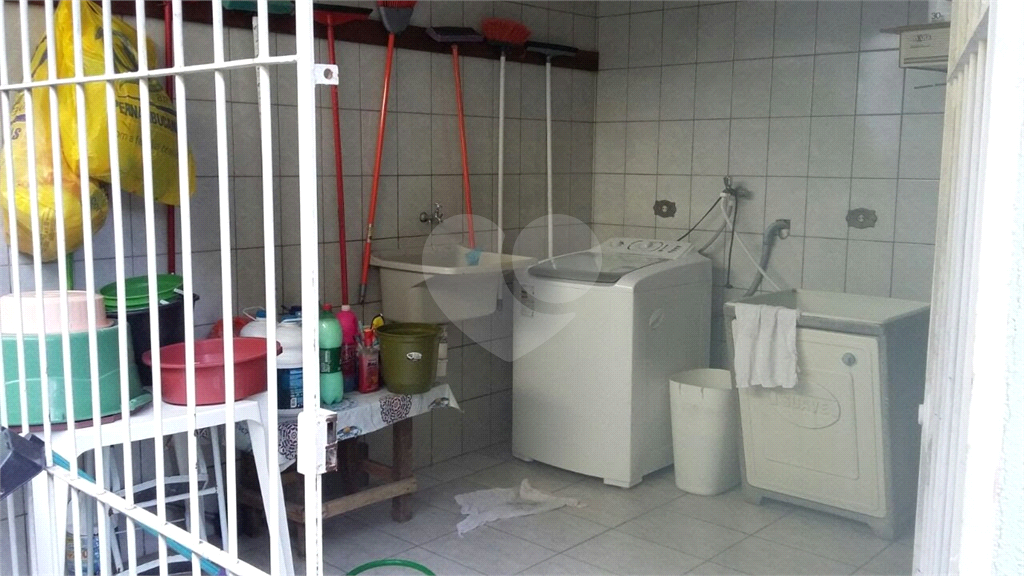 Lindo Sobrado em Carapicuíba no bairro Ariston com 3 dormitórios e 2 vagas de garagem coberta.
