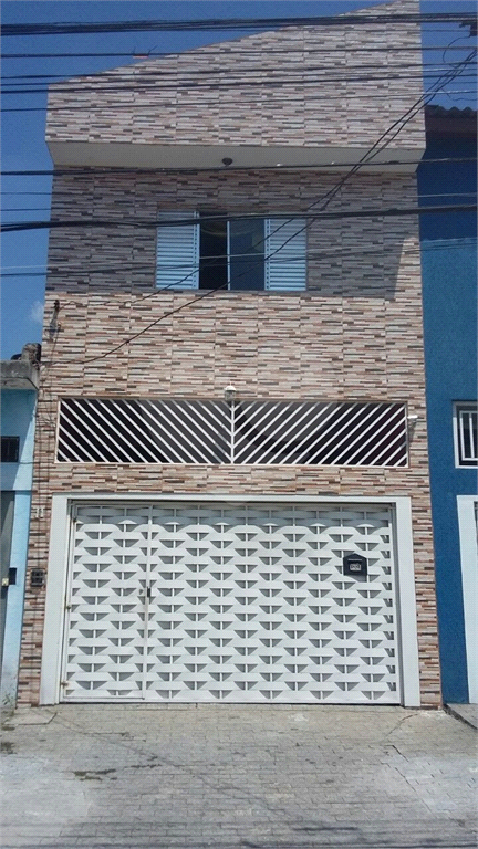 Lindo Sobrado em Carapicuíba no bairro Ariston com 3 dormitórios e 2 vagas de garagem coberta.