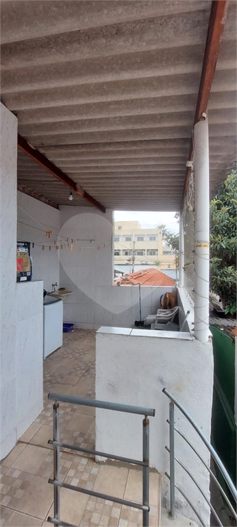 Sobrado contendo 2 casas e 1 salão c/vaga de garagem coberta.