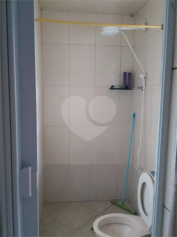 Sobrado contendo 2 casas e 1 salão c/vaga de garagem coberta.