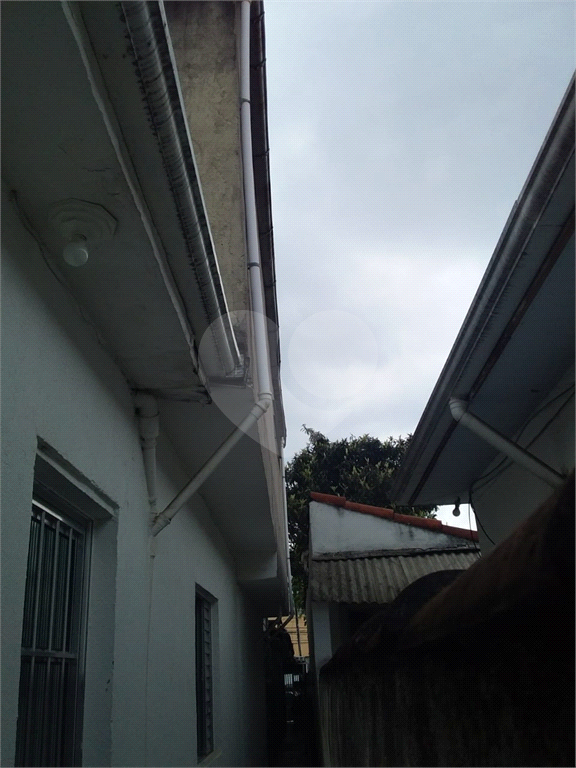 Sobrado contendo 2 casas e 1 salão c/vaga de garagem coberta.