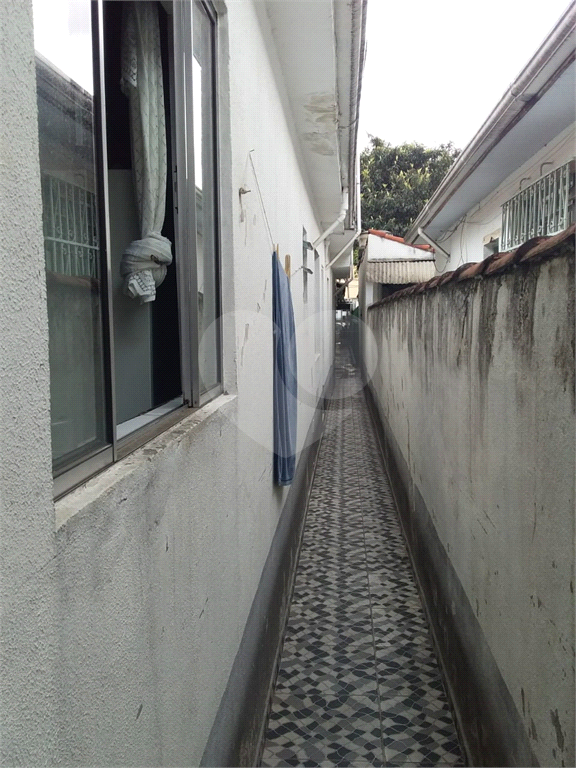 Sobrado contendo 2 casas e 1 salão c/vaga de garagem coberta.