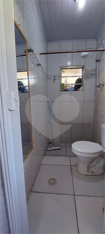 Sobrado contendo 2 casas e 1 salão c/vaga de garagem coberta.