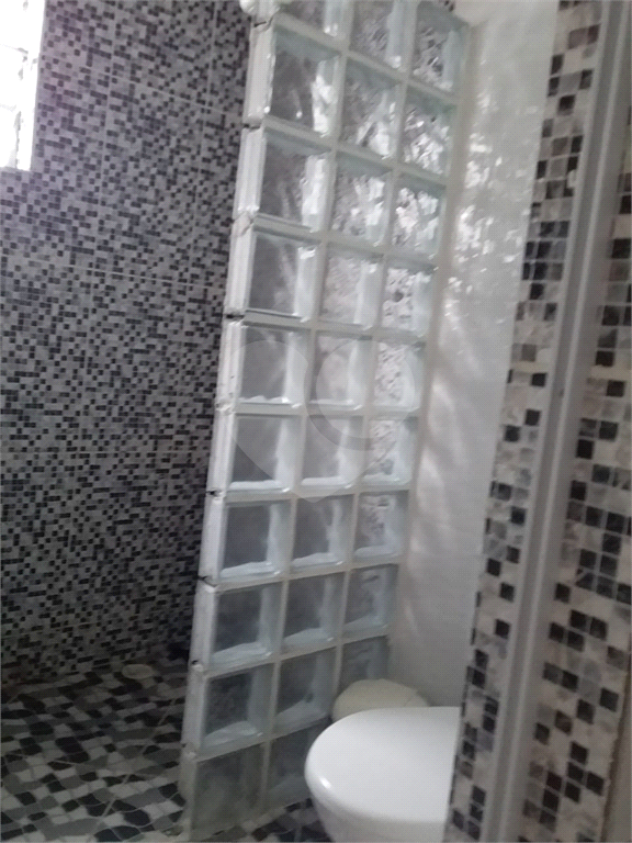 Sobrado contendo 2 casas e 1 salão c/vaga de garagem coberta.