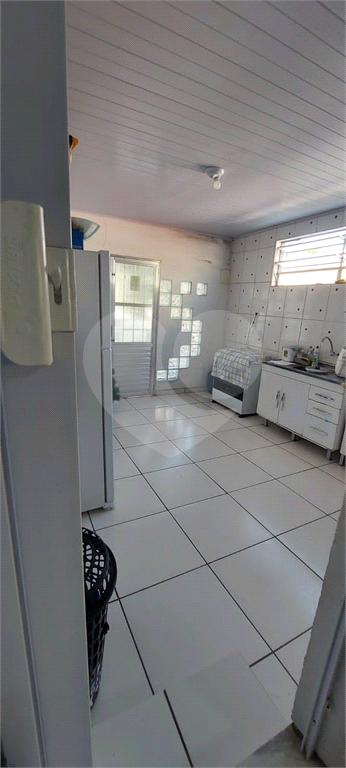 Sobrado contendo 2 casas e 1 salão c/vaga de garagem coberta.