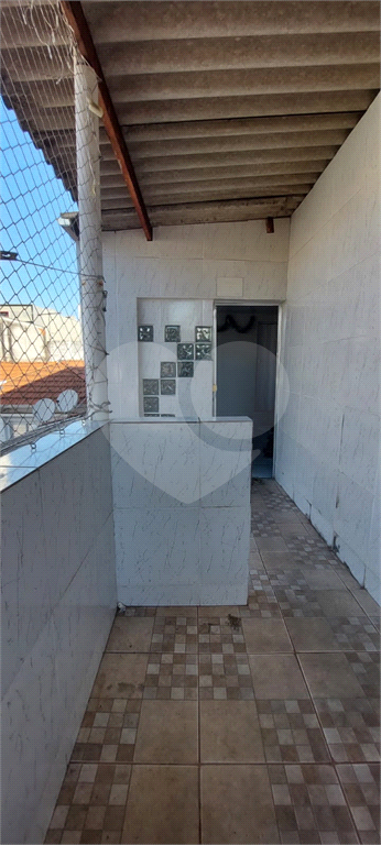 Sobrado contendo 2 casas e 1 salão c/vaga de garagem coberta.