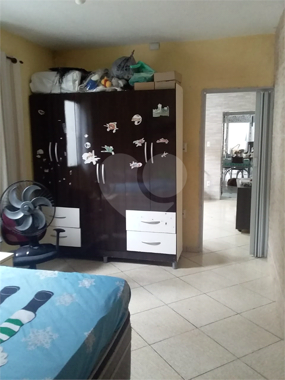 Sobrado contendo 2 casas e 1 salão c/vaga de garagem coberta.