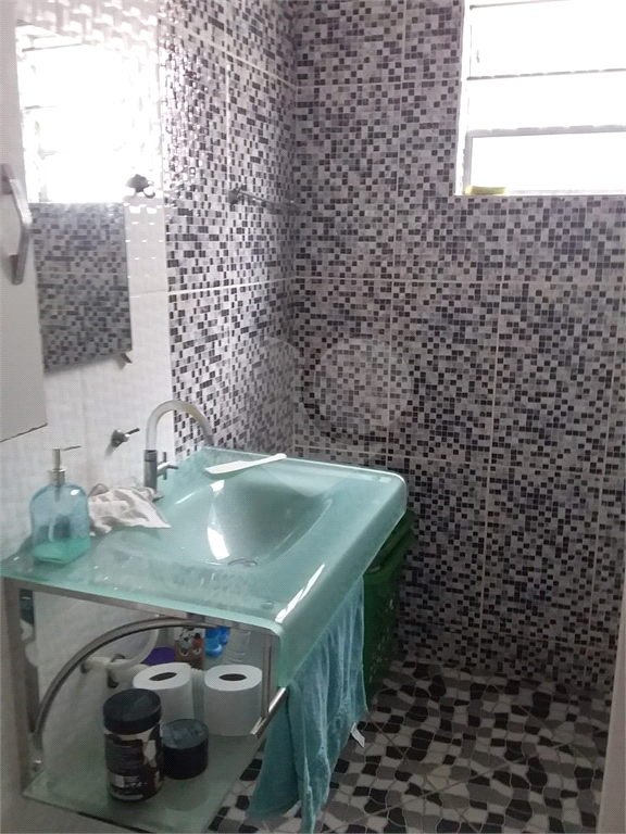 Sobrado contendo 2 casas e 1 salão c/vaga de garagem coberta.