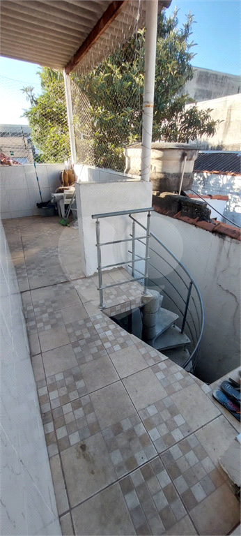 Sobrado contendo 2 casas e 1 salão c/vaga de garagem coberta.