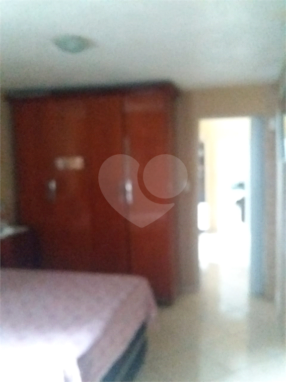 Sobrado contendo 2 casas e 1 salão c/vaga de garagem coberta.