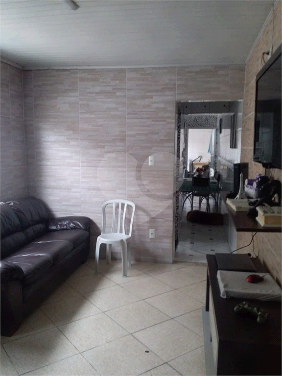 Sobrado contendo 2 casas e 1 salão c/vaga de garagem coberta.