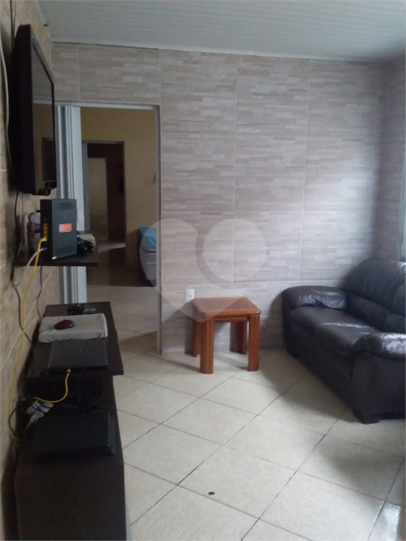 Sobrado contendo 2 casas e 1 salão c/vaga de garagem coberta.