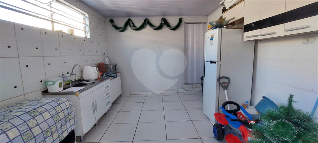 Sobrado contendo 2 casas e 1 salão c/vaga de garagem coberta.
