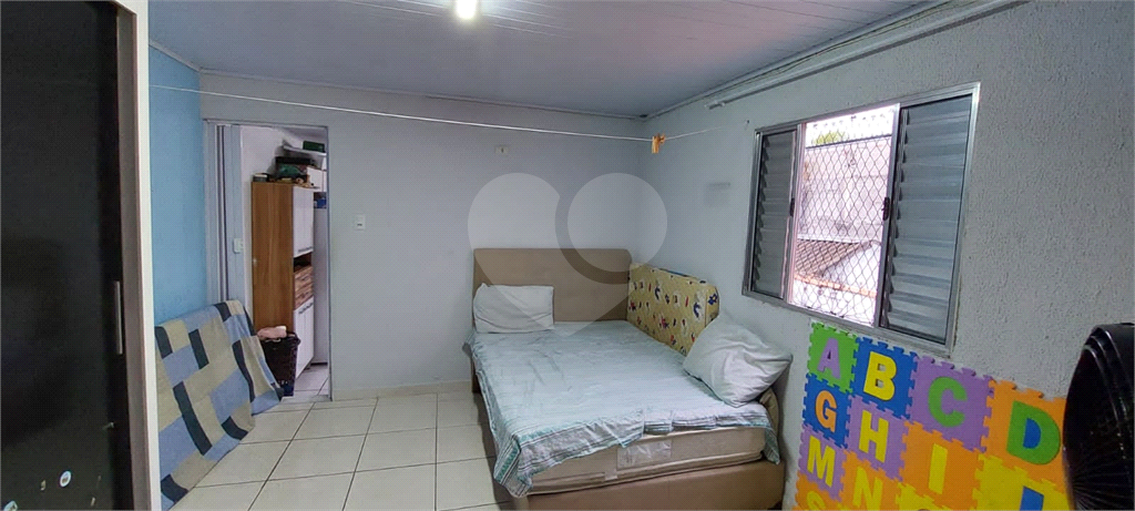 Sobrado contendo 2 casas e 1 salão c/vaga de garagem coberta.