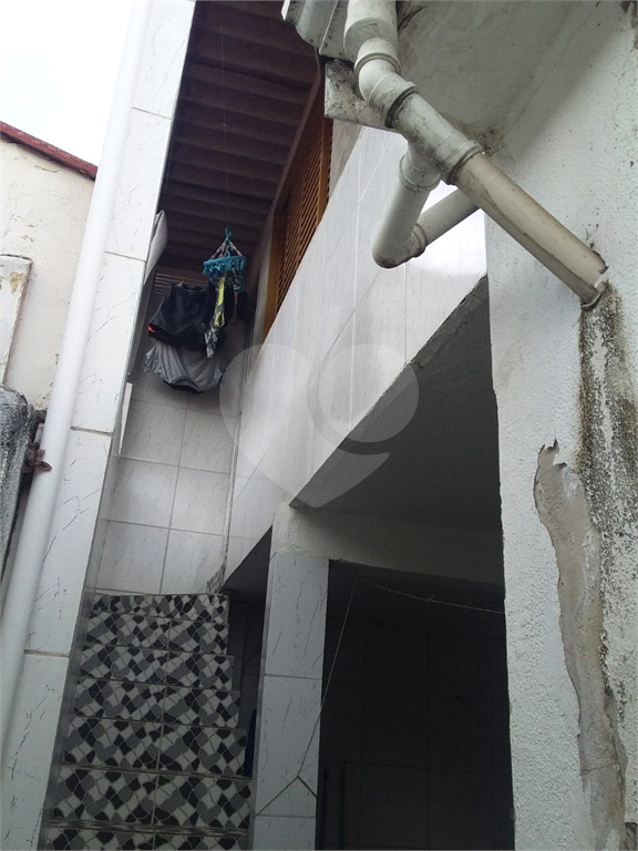 Sobrado contendo 2 casas e 1 salão c/vaga de garagem coberta.