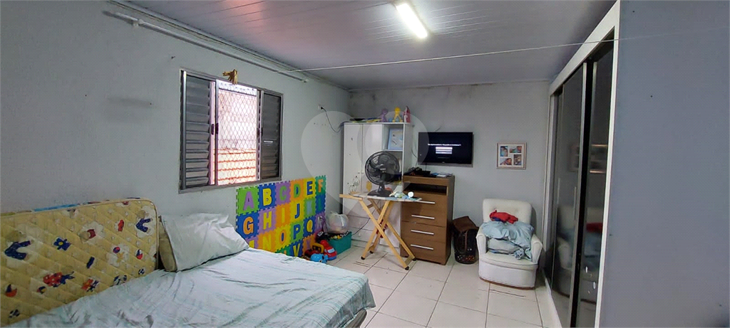 Sobrado contendo 2 casas e 1 salão c/vaga de garagem coberta.
