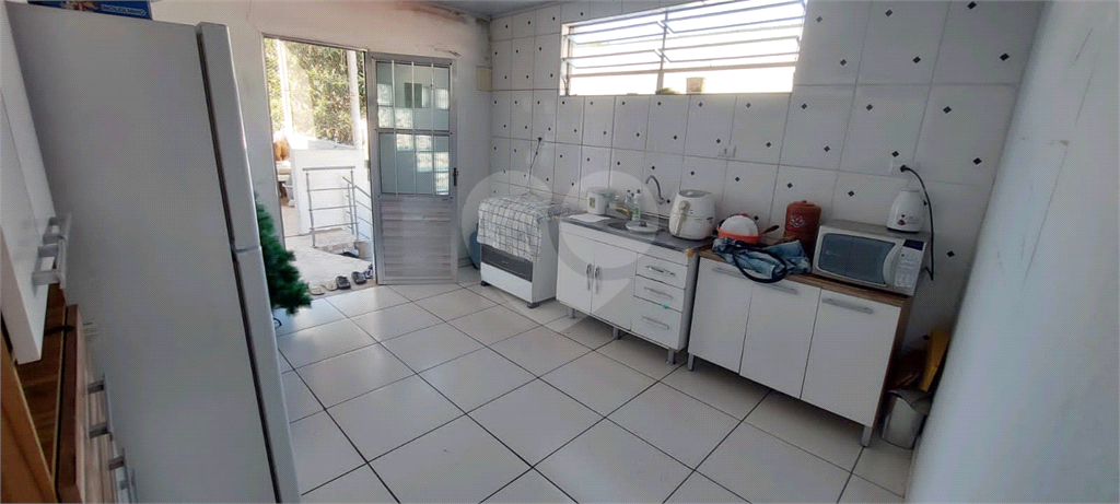 Sobrado contendo 2 casas e 1 salão c/vaga de garagem coberta.