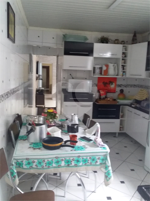 Sobrado contendo 2 casas e 1 salão c/vaga de garagem coberta.