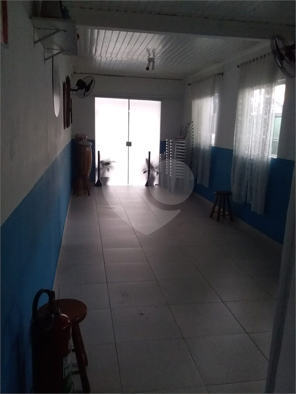 Sobrado contendo 2 casas e 1 salão c/vaga de garagem coberta.