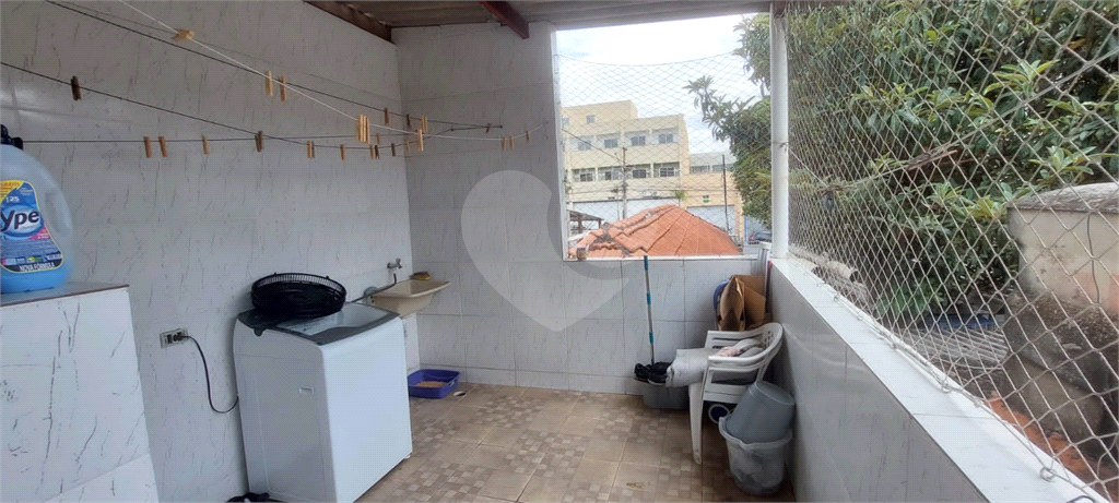 Sobrado contendo 2 casas e 1 salão c/vaga de garagem coberta.