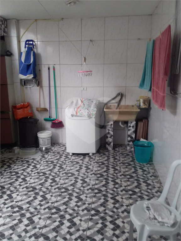 Sobrado contendo 2 casas e 1 salão c/vaga de garagem coberta.