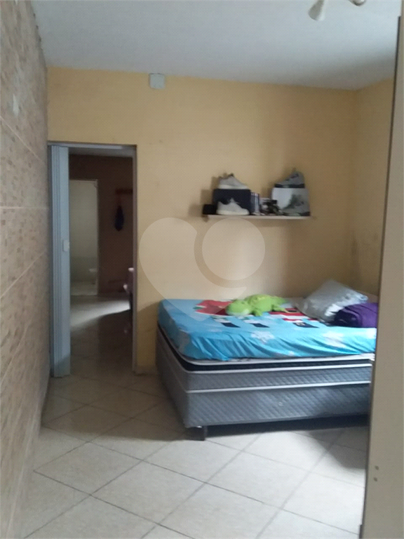 Sobrado contendo 2 casas e 1 salão c/vaga de garagem coberta.