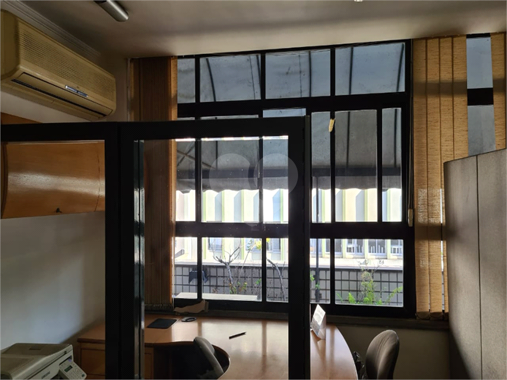 Vendo ou Alugo Sala comercial localizada em uma região privilegiada do Centro,com 100m2!!