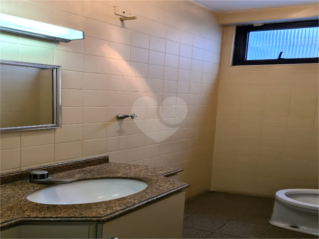 Vendo ou Alugo Sala comercial localizada em uma região privilegiada do Centro,com 100m2!!