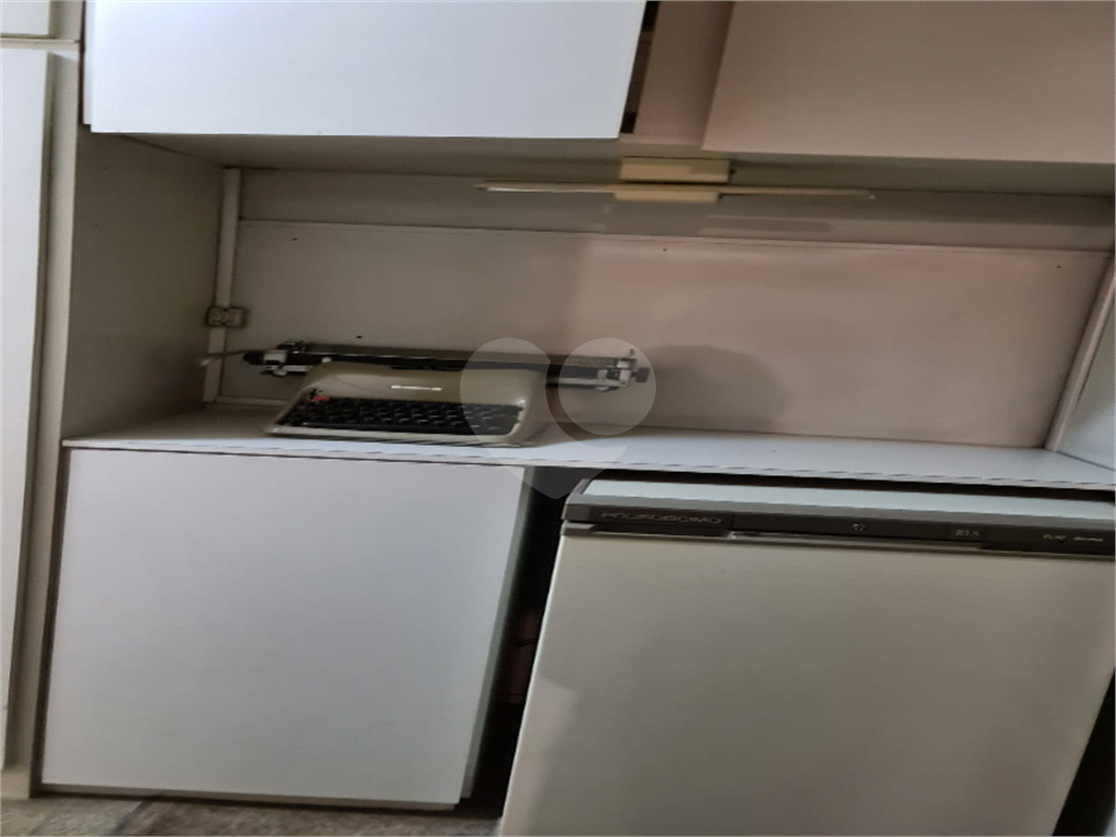 Vendo ou Alugo Sala comercial localizada em uma região privilegiada do Centro,com 100m2!!